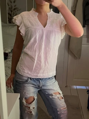 Vit blus  - Jättesöt vit blus från Gina tricot’s barnavdelning, aldrig kommit till användning så den har inga defekter, storlek 158/164🫶🏼