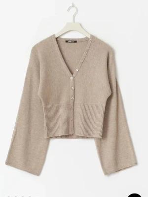 Beige kofta från Gina Tricot - Snygg beige kofta från Gina Tricot med v-ringning och knappar framtill, använt Max 3-4 gånger 