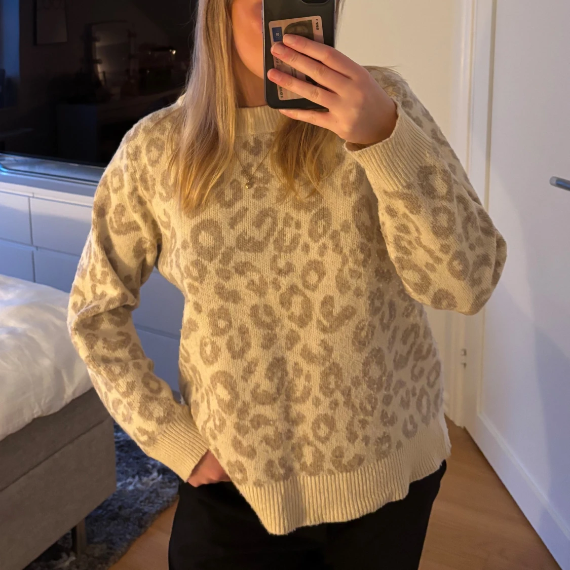Beige leopardmönstrad stickad tröja - 1