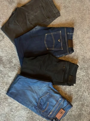 4 par olika märkes jeans - Jeansen säljes separat eller fler om man vill ha det. Vill man ha fler bilder på något speciellt så är det bara att hojta till. Priset är även olika beroende på vad det är för jeans men säljer allt till ett mycket billigt pris då jag vill bli av med mycket från min garderob just nu.   KOLLA IN MIN PROFIL FÖR KLÄDER TILL ETT BARNSLIGT PRIS 🏆 