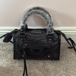 trendig väska - Säljer en väska jag köpt ,inget märke, helt ny😊 Har dock inte plast bitarna kvar som på bilderna. Pris kan såklart diskuteras 