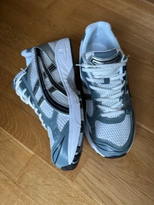  ASICS Gel kayano 14 - Bekväma, i princip nya storlek 43,5 för små därför de säljs.