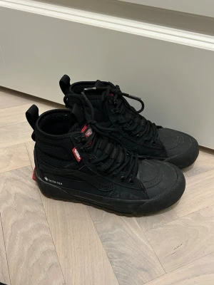  Vans Gore-Tex boots 36 svarta Sk8-hi - Säljer ett par svarta Vans boots med Gore-Tex material modell Vans Ua Sk8-hi Gore-Tex Mte-3, super varma och de har grov sula för extra grepp. Skorna har snörning, röda detaljer och är tillverkade i slitstark syntet och skinn. Perfekta för dig som vill ha streetstyle med funktion och cool design. Jättebra skick, som nya, storlek 36. Slutsålda och svårt att få tag på, nypris 2700kr.