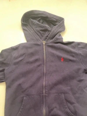 Polo Ralph Lauren mörkblå  - Hej, jag säljer då denna koftan då jag använder inte den så mycket, det är i ganska bra kvalite, det finns direkt inga skador eller något liknande, denna passar perfekt under vintern.