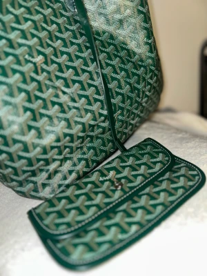 Shoulder tote bag - really nice just with issue you can see for yourself on the pics