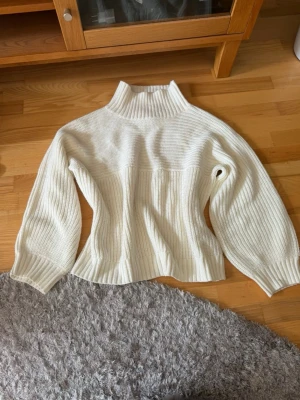 vit stickad tröja - Tröja från monki i storlek s. använd ”köp nu”. 5/1-2026