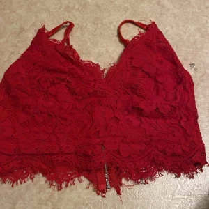 Röd korsett topp - Korsett topp, storlek S men passar absolut XS, super bra skick, inga fläckar. Skriv gärna om ni har funderingar