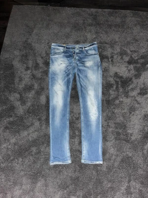 Dondup George  - Dondup George | W 33 | skick: 9/10 | riktigt snygga slitningar, skriv vid frågor, snabb affär=bättre pris