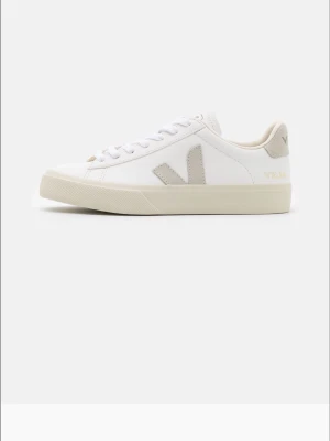 Vita sneakers från Veja - Snygga vita sneakers från Veja med beige detaljer och klassisk snörning. Skon har en låg profil och rund tå, med en stilren design och Veja-logga på sidan. Tillverkad i skinn och syntetmaterial för en fräsch och modern look. Aldrig använt 