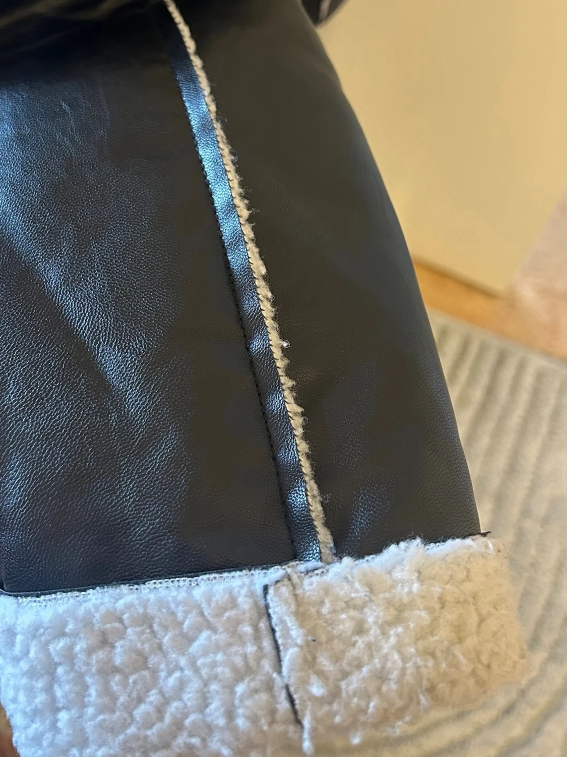 Svart teddyjacka med skinn från Nelly - 4