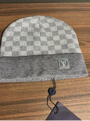Grå rutig mössa  - Grå rutig mössa som är mycket bra skick.