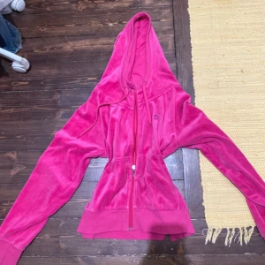 Rosa zip up hoddie - Rosa tajt zip up som passar bra i all väder