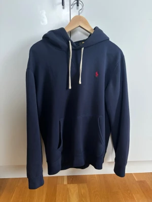 Polo Ralph lauren hoodie - Säljer nu denna sjukt efterfrågade Polo Ralph Lauren hoodie | Skick: Nästintill Helt ny | Nypris 2200kr | Storlek M | Hör av dig vid frågor📦
