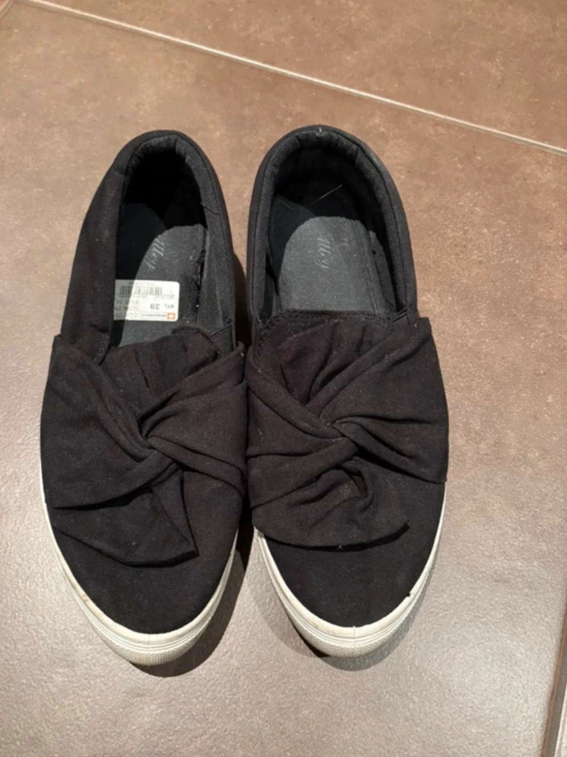 Svarta slip-on sneakers med rosett