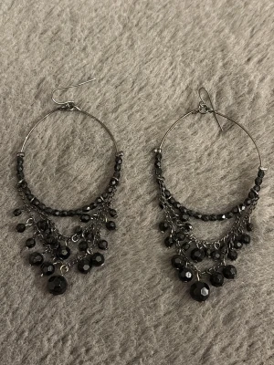 Örhängen - Knappt använda örhängen 🖤