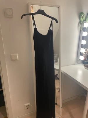 Svart långklänning från Gina Tricot🫶🏻 - Säljer en svart långklänning från Gina Tricot i storlek S. Aldrig använd men superfin🫶🏻💕