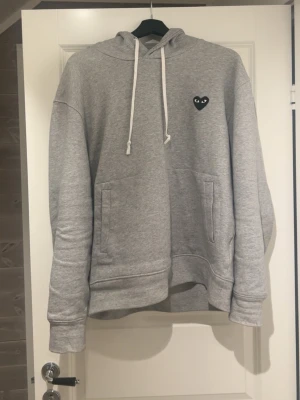 Play Commes des garcons hoodie - Riktigt snygg hoodie av märket Commes des garcons. Funkar bra till kallare väder då den är varm men funkar även till varmare väder. Passformen är väldigt bra.