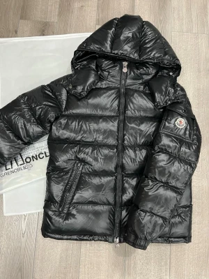 Moncler maya - Moncler maya till salu inga konstigheter med den i nyskick. Tillkommer med tags, påse, Qr kod samt NFC scan. Hör gärna av er vid intresse 