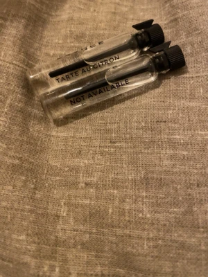 Osläppna parfymtester från Essnce  - Dessa 2 finns inte att köpa än! Båda är oanvända, har bara doftat!  Tarte au citron:  🍋 Doftar väldigt gott och fräscht, mycket syrlighet av citron känns av! Väldigt god.  Not Available:  🪵 Doftat mer åt det maskulina hållet, väldigt fräsch doft.   Eftersom att dessa icke går att köpa på deras hemsida så vet jag inte vilka noter det är då det inte står på hemsidan!   (Jag köpte en annan produkt på deras hemsida och fick hem dessa som en ”present surprise”)