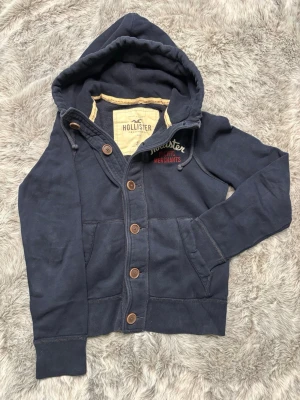 Hollister Cardigan - Säljer denna sällsynta och mycket eftertraktade Hollister hoodie | Storlek S  | Mycket bra skick | Vid eventuella frågor hör gärna av dig och erbjuder bra pris vid köp av bundle 😁✅