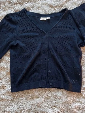 Super söt kofta med korta ärmar - En super söt kofta med små hål💗 storlek 134/140