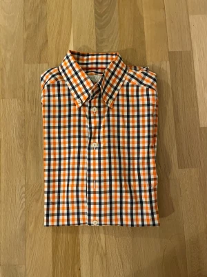 Rutig skjorta från Eton, orange/blå - Snygg rutig skjorta från Eton i storlek 40. Nypris ca 1700kr mitt pris endast 199 kr. Fraktar inom 1 dag, om du har någon fundering så är det bara att höra av sig😊