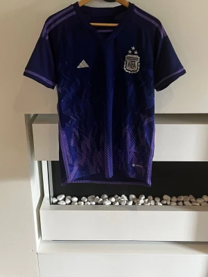 Argentina bortatröja 22/23 - Tjena säljer denna Argentina tröja 22/23 med storleken M. Skriv gärna vid intresse! 