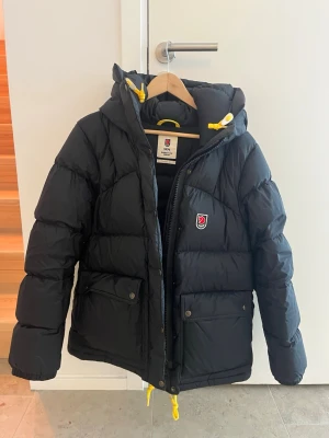 Svart Fjällräven Expedition dunjacka down lite - Säljer en svart Fjällräven Expedition down lite i storlek L för dam. Använd en säsong. Inga defekter. Nypris 7499 sek.