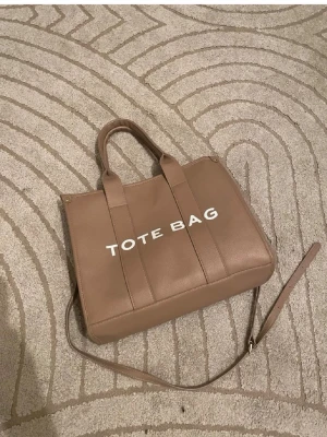 Perfekta skol/jobb väskan💕 - Superfin väska dessutom det är den jätte rymlig får plats med dator böcker mm. Inga defekter alls. Använd gärna köp nu❤️