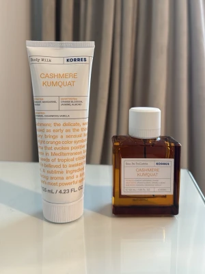 Korres Cashmere Kumquat EdT 50ml och body milk 125 ml - Säljer ett superhärligt doftset från KORRES, ett populärt grekiskt märke känt för sina naturliga ingredienser och fräscha dofter . Setet innehåller Eau de Toilette (50 ml) + Body Milk (125 ml) i doften Cashmere Kumquat.  Doften är exotisk, varm och fräsch på samma gång – citrusig med en mjuk, krämig underton. Perfekt att ha på sommaren, semester, varma kvällar eller bara när man vill dofta clean men ändå speciellt ✨