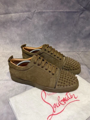 Loubs  - Hej, säljer dessa otroligt feta äkta Louboutin i färgen khaki grön i skicket 8/10. Köpt från Vestiere collective (kvitto finns) - size 44, tillkommer dustbag. Nypris 6000kr, mitt pris= 2799kr