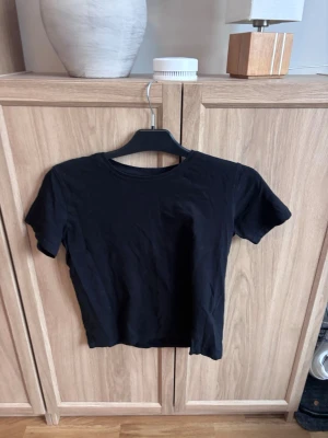 Svart t-shirt från Take Off - En enkel svart t-shirt från Take Off i storlek 158/164! 