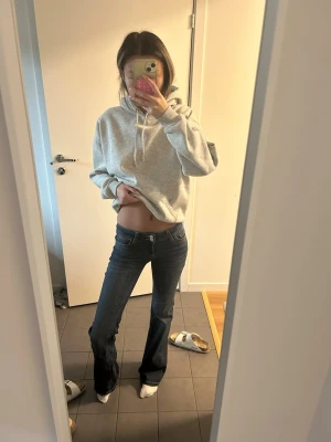 Nelly jeans  - Jeans från Nelly inte alls använda många gånger dock är de lite slitna längst ner samt har tappat en söm på fickan - se bild. Storlek 32🫶 Nypris 700kr!