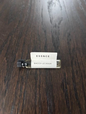 Essnce parfym  - Essnce parfym ”Bacco le doux” 2ml, endast doftat på. Nypris 45kr.☺️