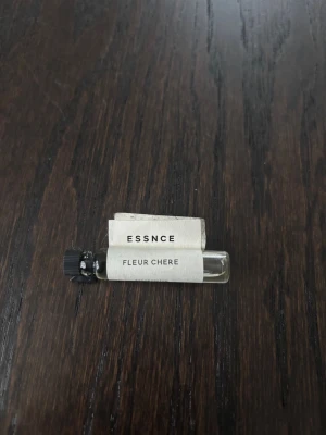 Essnce parfym  - Essnce parfym ”Fleur chere” 2ml, endast doftat på. Nypris 45kr.☺️