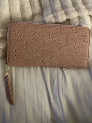 Plånbok - rosa  - FRI FRAKT IDAG!  - Plånbok , cirka 20cm lång. Rymlig! Se alla bilder. 🌸 Gåva vid varje köp! Inspirerad!