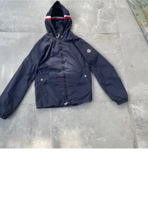 Moncler windbreaker - Helt ny windbreaker. NFC KOD Och Blipp fungerar 