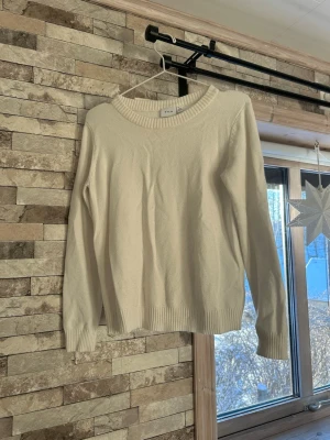 Vit stickad tröja från VILA XS - Klassisk vit stickad tröja från VILA i storlek XS. Tröjan har rund halsringning, ribbade muddar och är långärmad. Perfekt basplagg till garderoben och enkel att styla med allt.