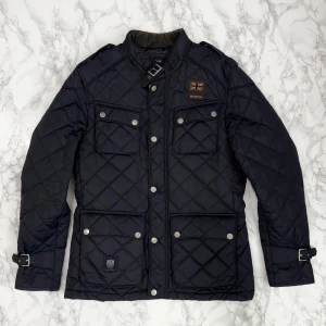 Morris Jacka M - Marinblå Morris jacka i storlek M i mycket bra skick. Tveka inte på att höra av dig för fler frågor eller vid minsta fundering! Skick: 9/10