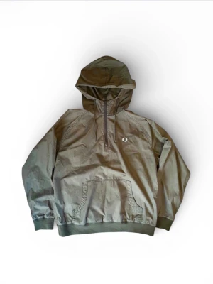 Fred Perry jacka   - Fred Perry jacka i storlek L, men passar mindre. Mycket bra skick. Om intresserad skriv i DM. Kan även skicka bilder samt mått m.m. Pris kan diskuteras!