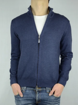 Gran Sasso cardigan   - GRAN SASSO STICKAD TRÖJA  Storlek : IT52  Passform : Passar S/M  Användning : Tröjan är i ett väldigt fint skick utan defekter  Nypris : Cirka 2000SEK  Modellen på bilen är 182CM och väger 77KG