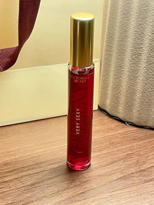 Parfym Victoria Secret - Säljer denna parfym, se bild på hur mycket som finns kvar. Skickar samma dag eller dagen därpå 🩷✨(23 oz ≈ 7ml flaska)