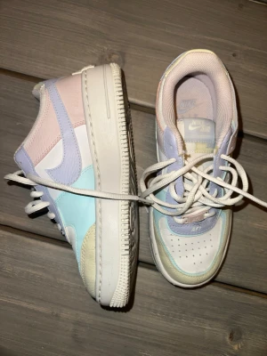 Nike Air Force 1 Shadow  - Nypris ca 2000 kr så skambud på tex ”200kr med frakt” ignoreras! 💰Skriv pris med/utan frakt vid intresse!  📍Finns utanför Umeå.   Nike sneakers i modellen CI0919-100 säljs i fint skick stl 36,5 (23,5 cm) då jag bara använder de gröna i samma modell. Har haft de stående i garderoben och hoppas kunna ge dom ett nytt hem nu när våren är runt hörnet, kanske kan du ha mer användning och glädje över dom? Skicka ett pm🥰
