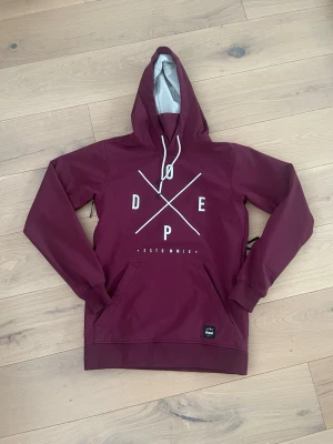 Vinröd skidjacka från Dope, storlek S - Säljer en vinröd skid/snowbordjacka från Dope med vit snörning och tryck på bröstet. Jackan har en stor magficka, ribbade muddar och mjukt fleecefoder på insidan. Perfekt för en dag i backen. Snyggt grafiskt tryck framtill och huva med dragsko. Jackan är endast använd i två säsonger så den är näst intill ny och den är använd sparsamt. Ny pris på jackan är 1800kr. Har du någon fråga är det bara att höra av sig mvh Levi.