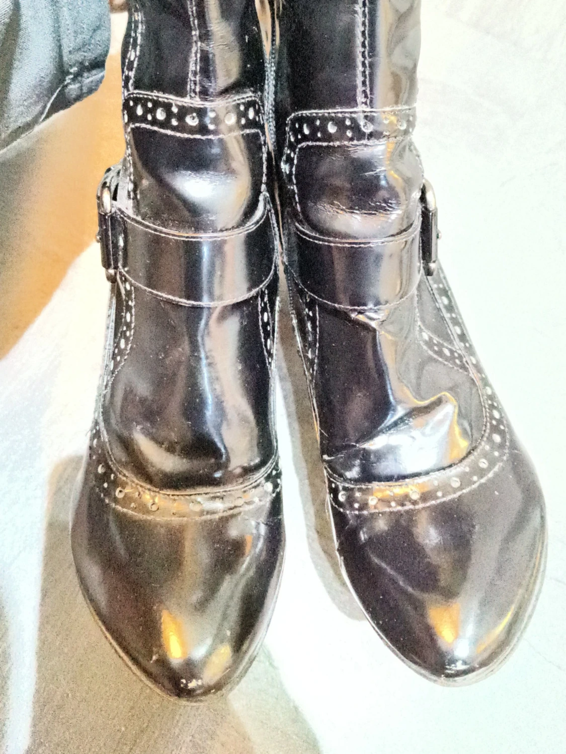 Svarta höga boots med klack och spänne - 4