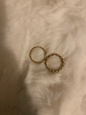 Guld ringar  - Två supersnygga guld ringar som tyvärr inte passar mig!🩷