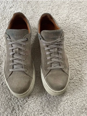 Strömberg skor - Riktigt snygga grå sneakers, de är använda men väldigt sparsamt. Nypris ungefär 1500kr🙌
