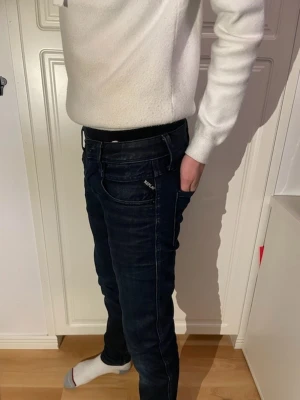 Replay  jeans - Säljer ett par mörkblå Replay jeans i slim passform. Klassisk femficksmodell med snygga detaljer och Replay-logga vid fickan. Jeansen har normal midja och är tillverkade i mjukt jeansmaterial med lite stretch för extra komfort. Priset kan diskuteras.