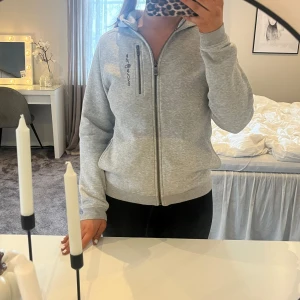 Grå hoodie från Sail Racing - Snygg ljusgrå hoodie från Sail Racing med dragkedja hela vägen, huva och en bröstficka med zip. Är i barnstorlek 170, men skulle säga att den passar om man använder S/M! Bara använd fåtal gånger så är i nyskick❣️ nypris 1000kr!