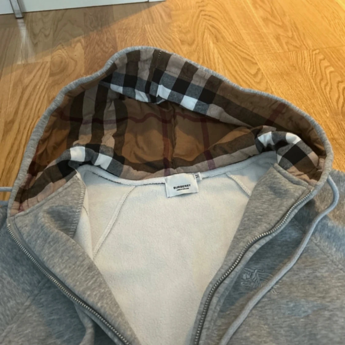 Grå hoodie från Burberry med rutig huva - 1